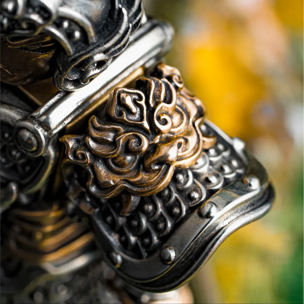 Premium Metal Knight Figurine –Bronze Copper Magnetic Detachable Collectible for Desk Display