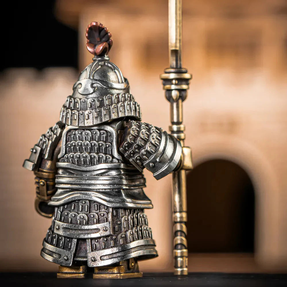 Collectible Metal Knight Figurine – Bronze Magnetic Detachable Armor for Desk Display